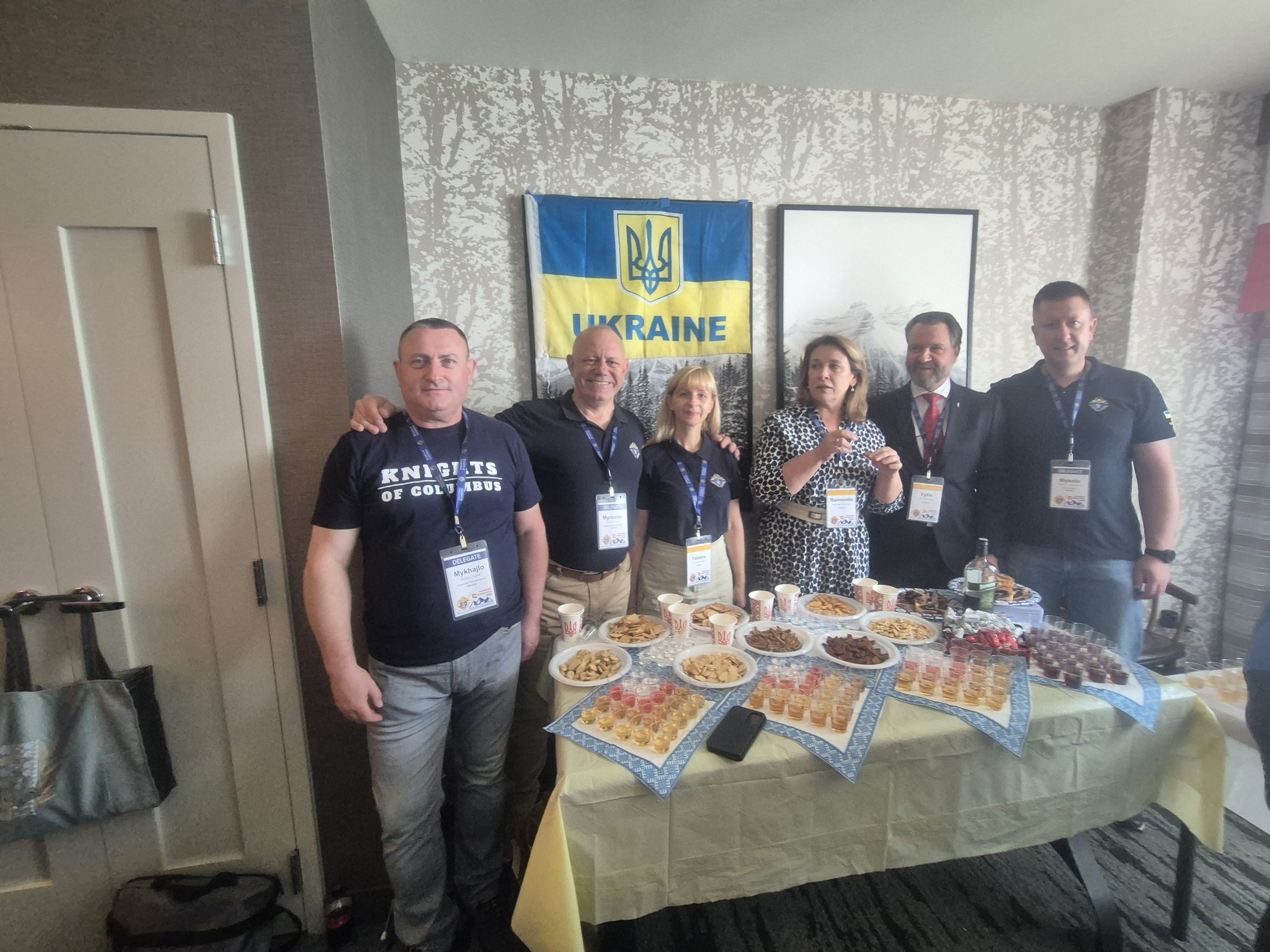 Українська гостина під час Hospitality Suite, 3 серпня. Михайло Чіпак, Мирослав Мазур, Тетяна Мазур, Раймонда і Витіс з делегації Литви, Микола Мостов'як